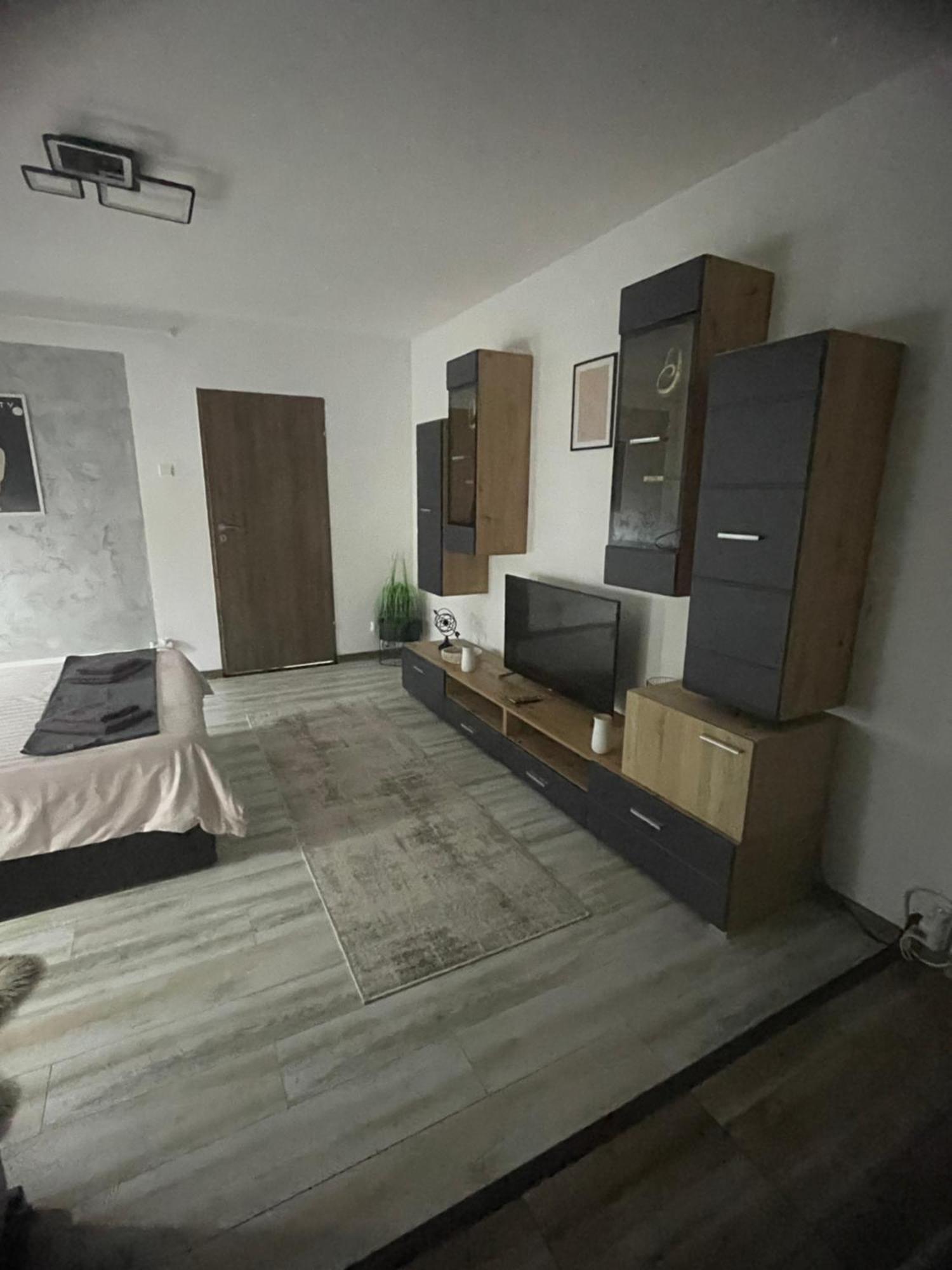 Central Studio Lcs Hunedoara Bagian luar foto