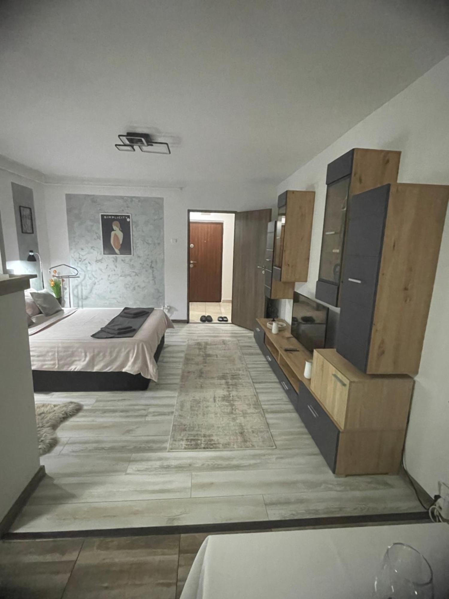 Central Studio Lcs Hunedoara Bagian luar foto